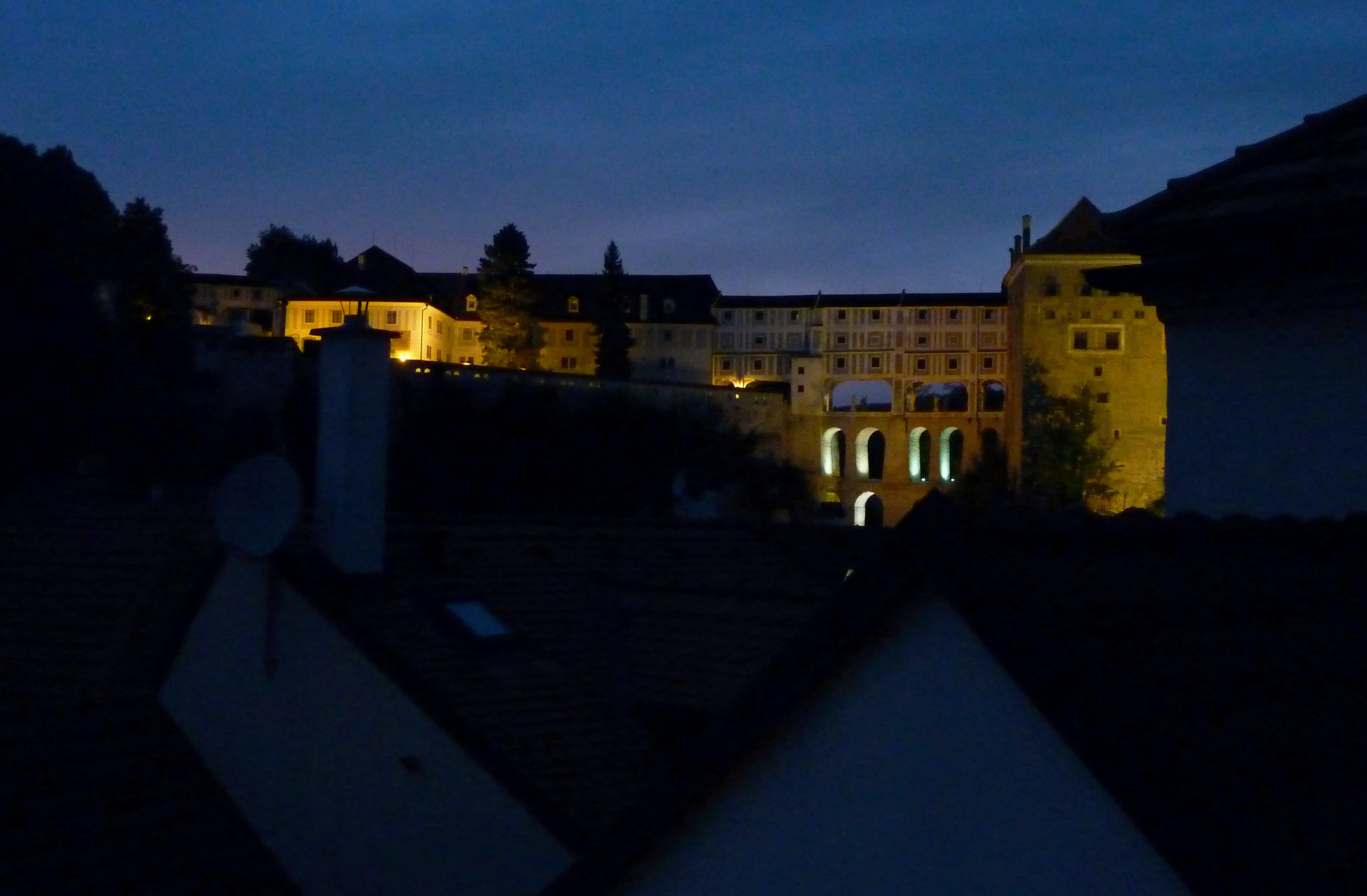 c-krumlov-castle-at-night-from-hotel.jpg