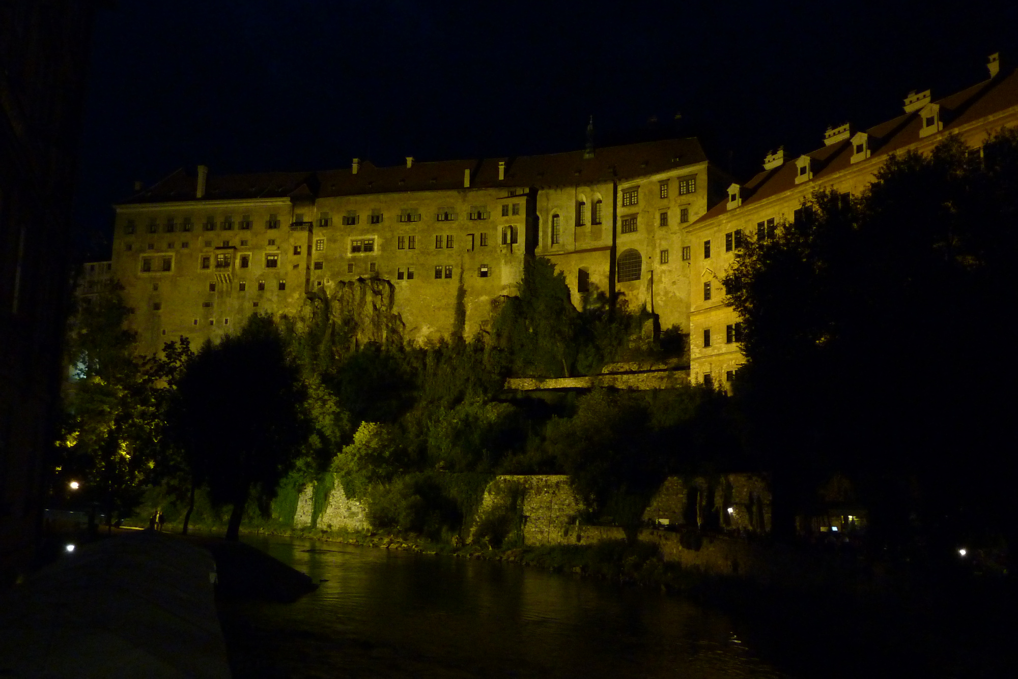 c-krumlov-castle-at-night.jpg