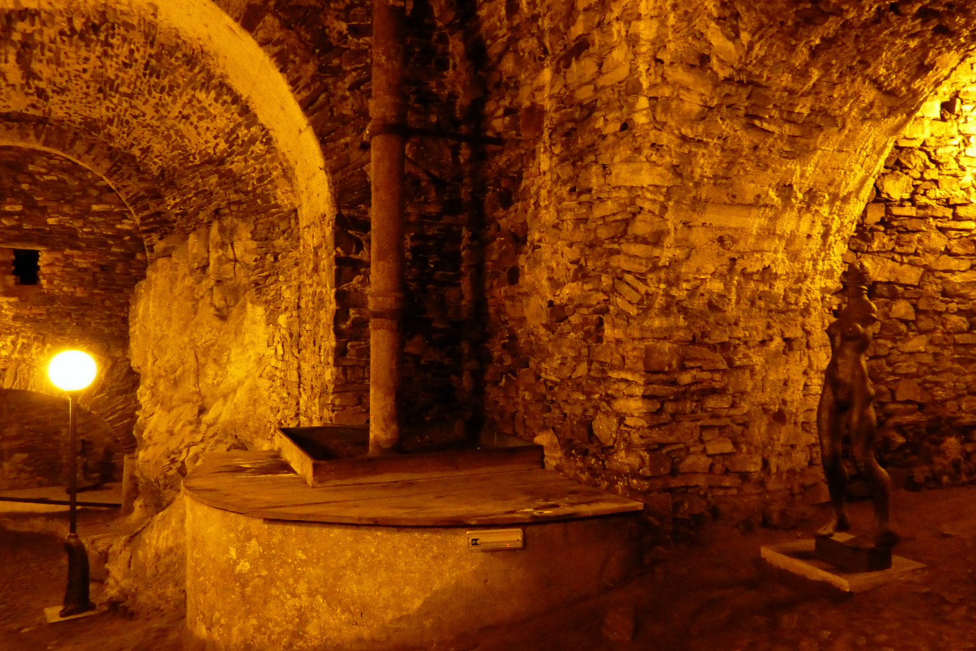 c-krumlov-castle-basement.jpg