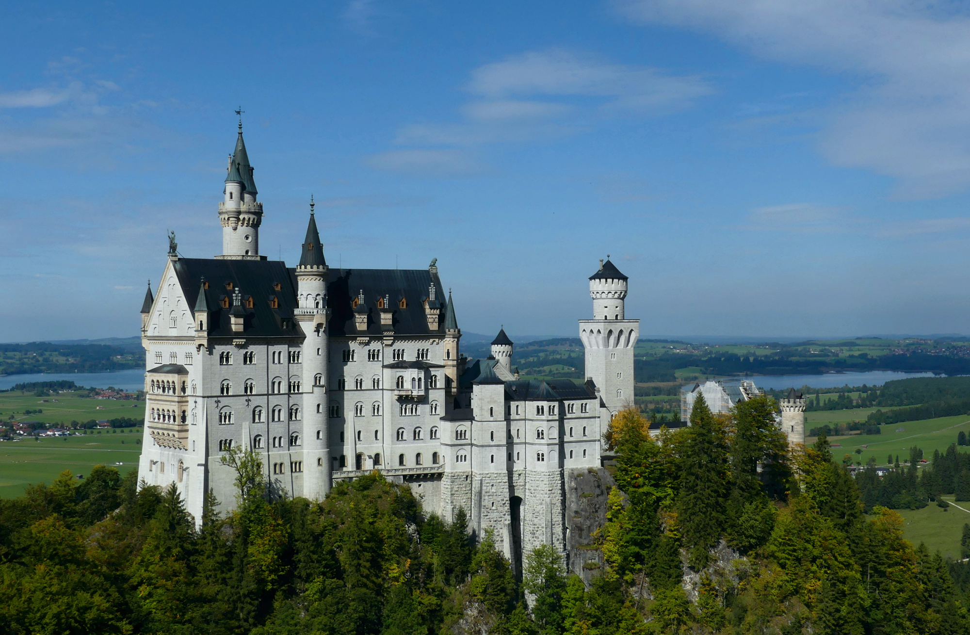 neuschwanstein-seen-from-bridge.jpg