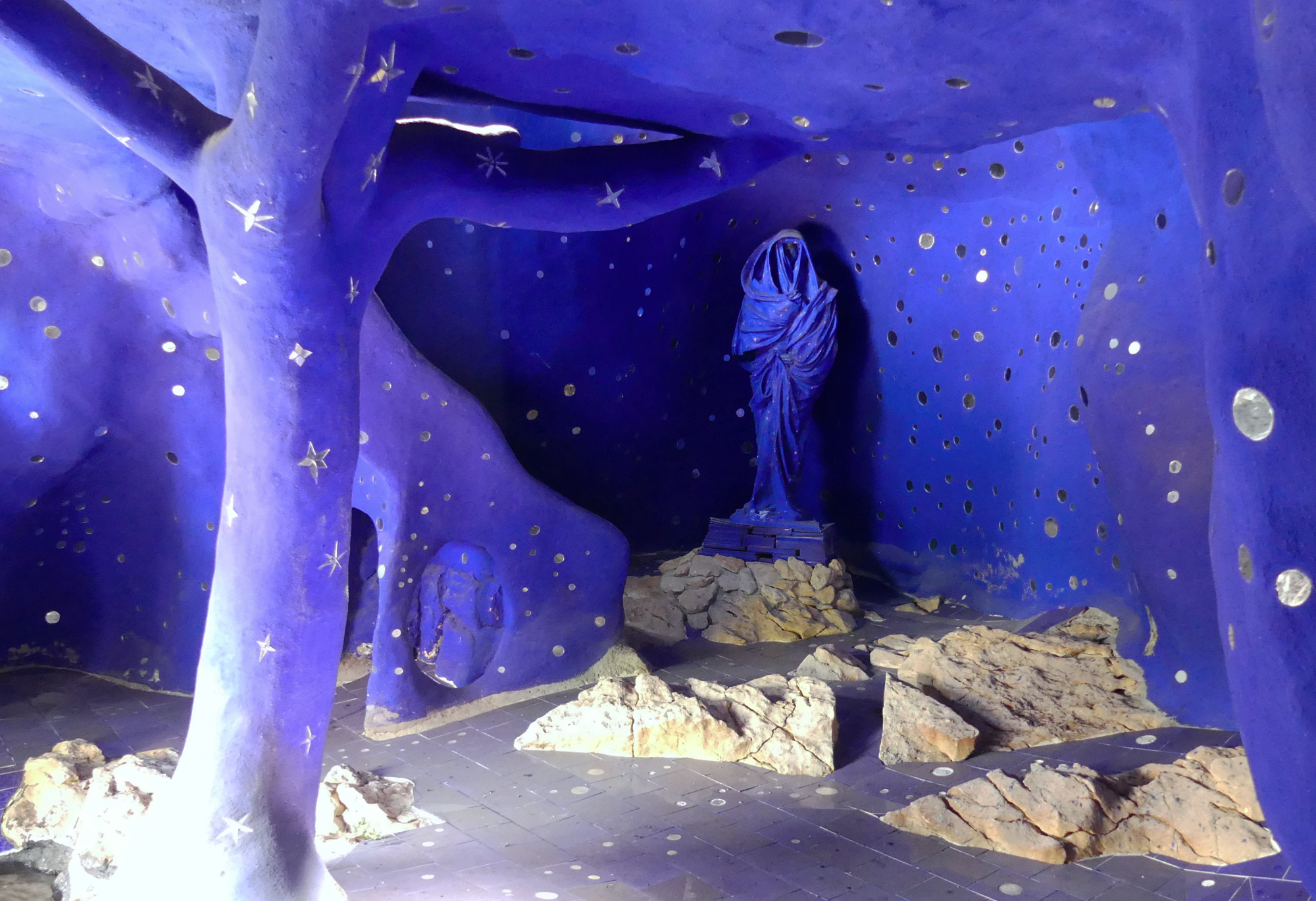 tarot-garden-the-high-priestess-grotto.jpg