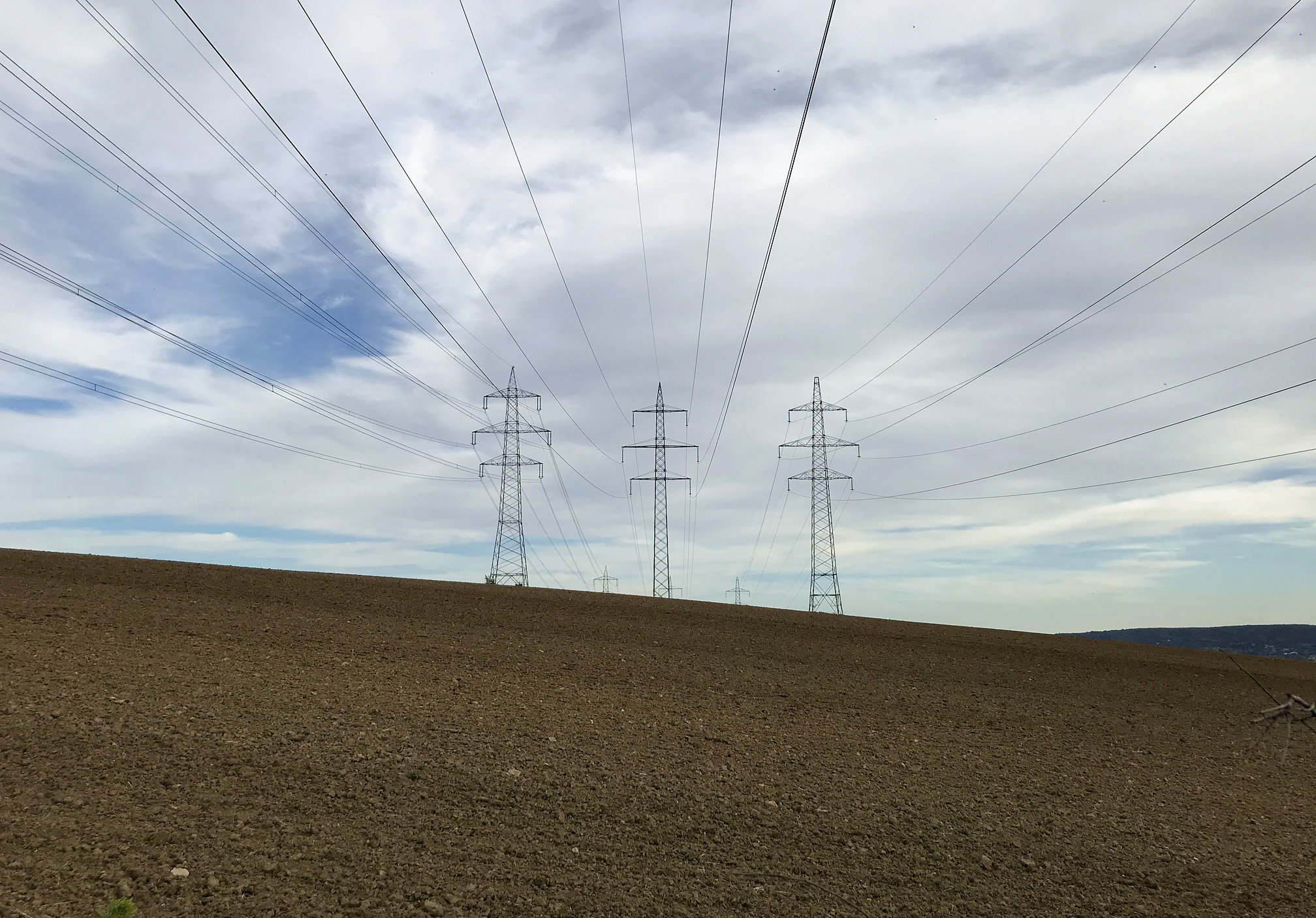 power-lines-near-vienna.jpg